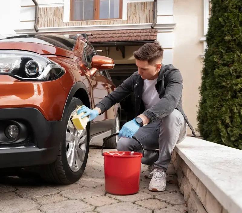 Lavage auto à domicile Saint-Marc-le-Blanc : professionnel intervenant sur un véhicule